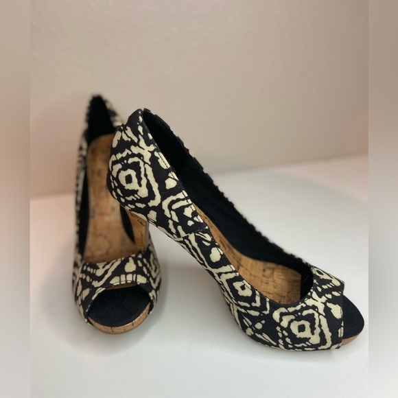 Christian Siriano~Abstract Brown/Cream Cork-Look Stiletto Heels~Peep Toe~Size 9W - Picture 3 of 16